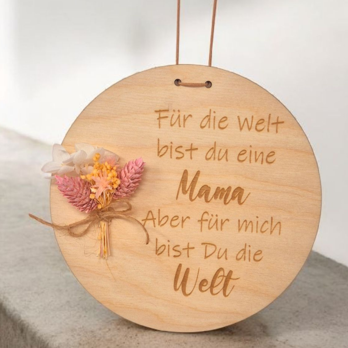 Liebevolles Holzschild “Mama – Du bist die Welt” – 15 cm, Buchenholz