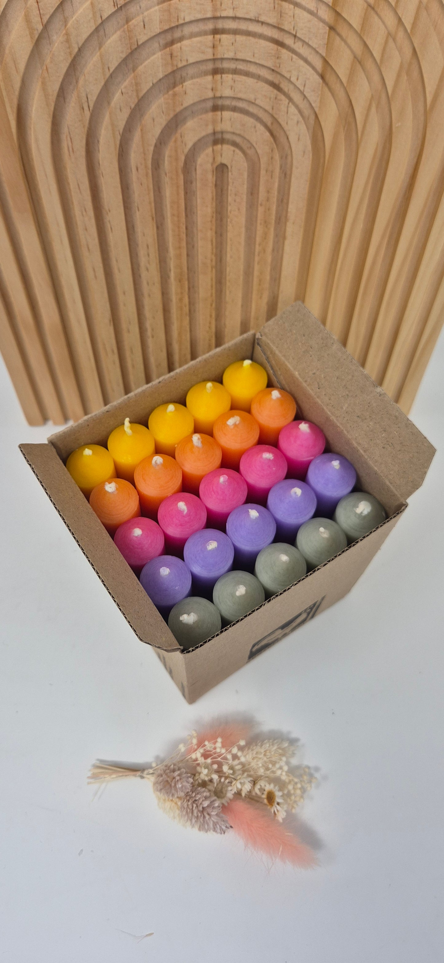 Entzückende Frühlings Kerzen-Box – Farbenfrohe Lichtmomente Kerzen Stabkerzen 100/22 mm KERZENFARM HAHN