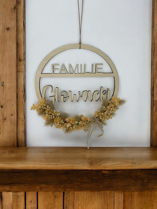 Personalisierter Familienkranz aus Holz mit Trockenblumen – wählbare Größe & Blumenfarbe