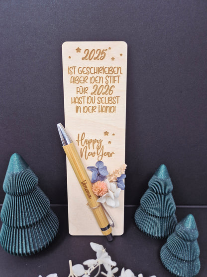 Silvestermitbringsel, Silvester, Neujahrsgeschenk Lass uns Geschichten schreiben, personalisierter Kugelschreiber auf Holzbrett